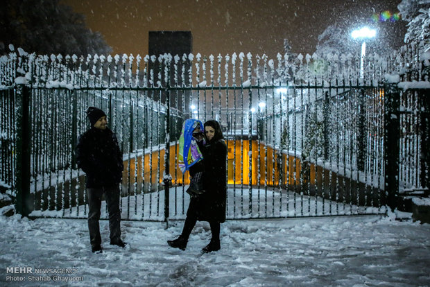إستمرار هطول الثلج بالعاصمة طهران