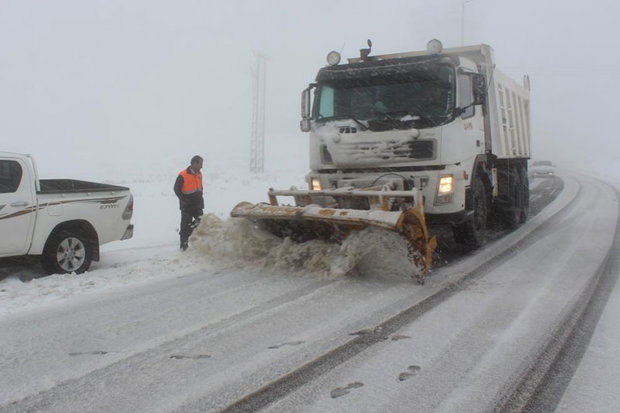 بارش برف در محورهای ۴ استان/ ترافیک در آزادراه کرج-قزوین