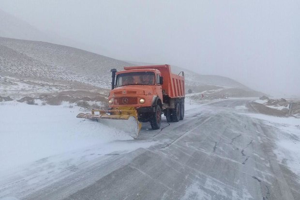 بازگشایی راه های روستایی محاصره در برف شهرستان هشترود