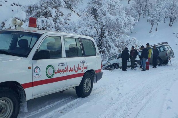 امداد رسانی به ۳۰ خودرو گرفتار برف در شهرستان بروجن