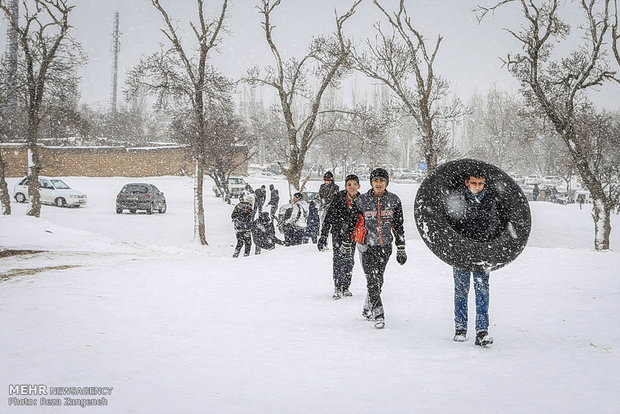 یک روز برفی در همدان