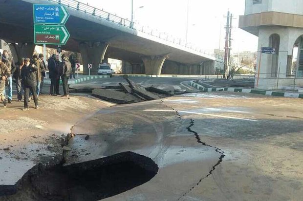 شکستگی خط ۶۰۰ میلی متری فاضلاب در چهارراه حکیم نظامی