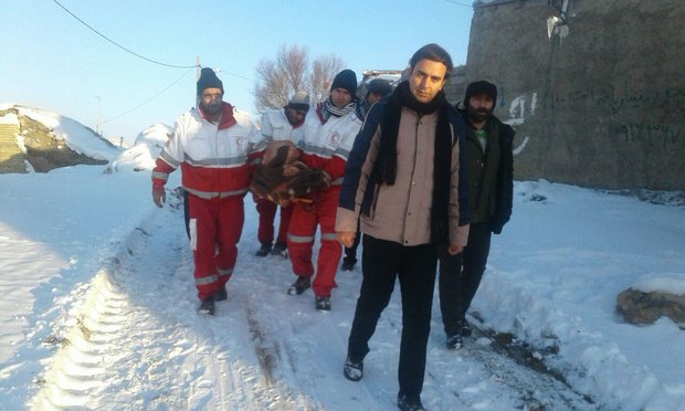 نجات جان زن باردار گرفتار در برف روستای«شیزن»تایباد 
