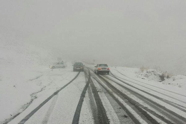 چالش برف و یخبندان در آذربایجان غربی/راه ۲۵۰ روستا مسدود است