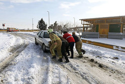 امدادرسانی پلیس به ۸۰۰خودروی گرفتار در برف در آذربایجان غربی