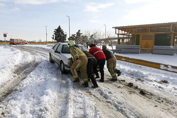 ۵۰ خودروی محبوس در برف توسط آتش نشانان حرم امام نجات یافتند