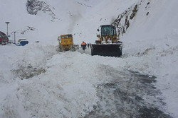 برف راه ارتباطی ۷۰ روستای آذربایجان غربی را مسدود کرد