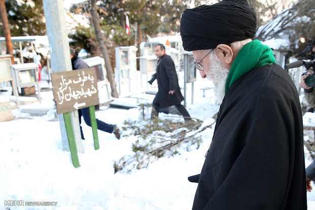 قائد الثورة الاسلامية يزور مرقد الإمام الخميني (ره) وشهداء الثورة الإسلامية/