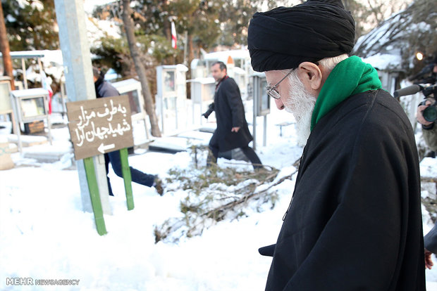 Leader pays tribute to Imam Khomeini, martyrs