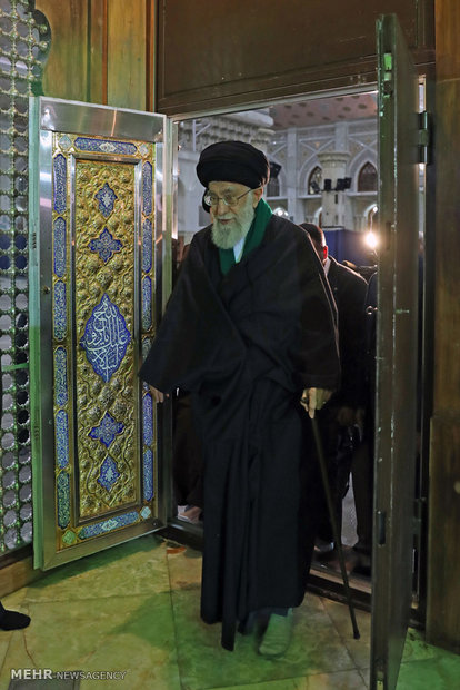 قائد الثورة الاسلامية يزور مرقد الإمام الخميني (ره) وشهداء الثورة الإسلامية/