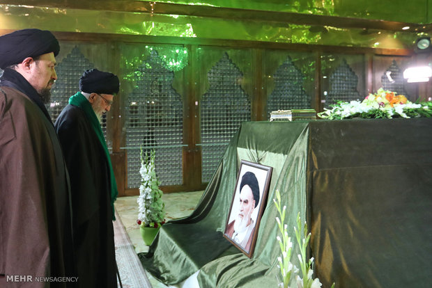 Leader pays tribute to Imam Khomeini, martyrs