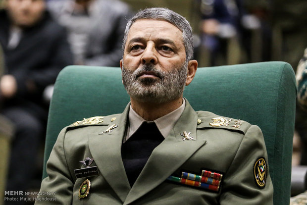 قائد الجيش الايراني يلتقي عوائل شهداء القوات المسلحة