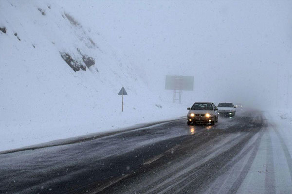 بارش برف در آذربایجان غربی/تردد در محورها جریان دارد