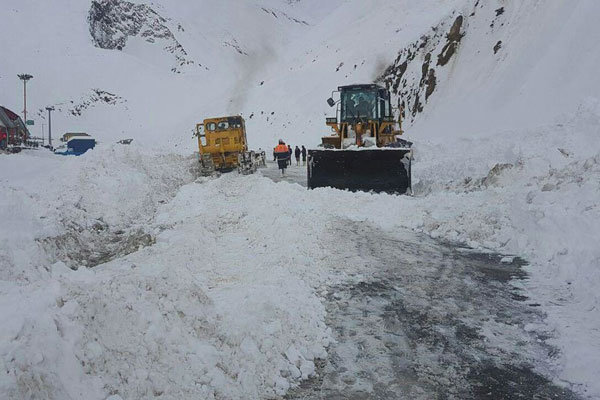 چالش برف و یخبندان در آذربایجان غربی/راه ۲۵۰ روستا مسدود است