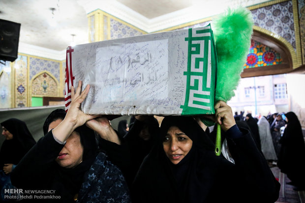  وداع شبانه با ۲۸ شهید تازه تفحص شده در حرم مطهر علی بن مهزیار