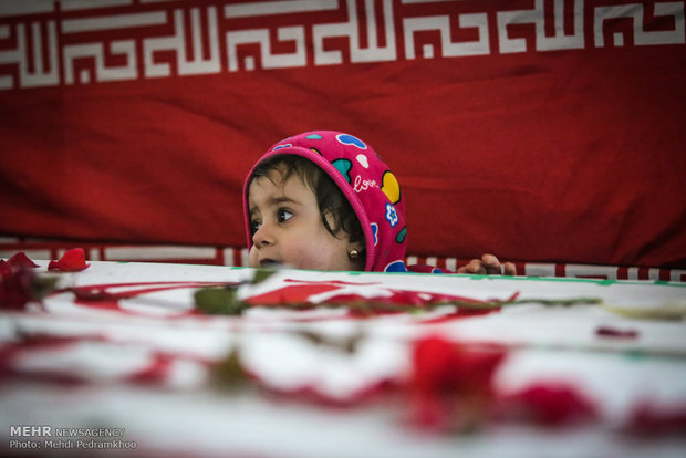  وداع شبانه با ۲۸ شهید تازه تفحص شده در حرم مطهر علی بن مهزیار