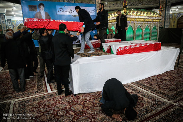  وداع شبانه با ۲۸ شهید تازه تفحص شده در حرم مطهر علی بن مهزیار