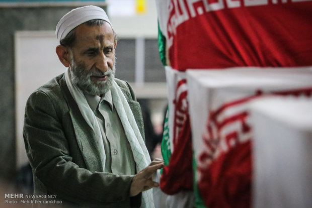  وداع شبانه با ۲۸ شهید تازه تفحص شده در حرم مطهر علی بن مهزیار