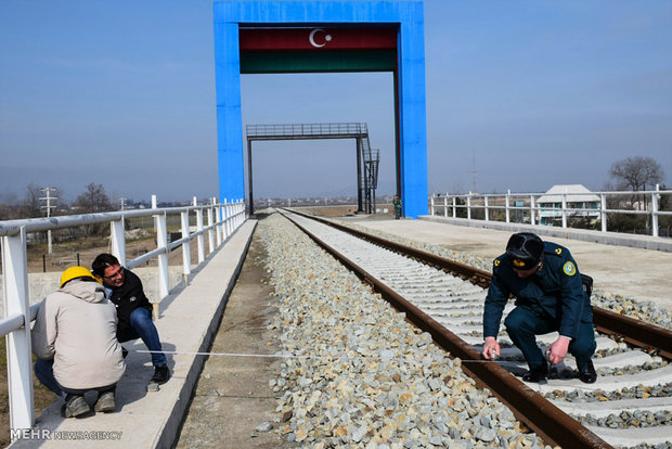 Iranian, Azerbaijani border guards visit rail bridge