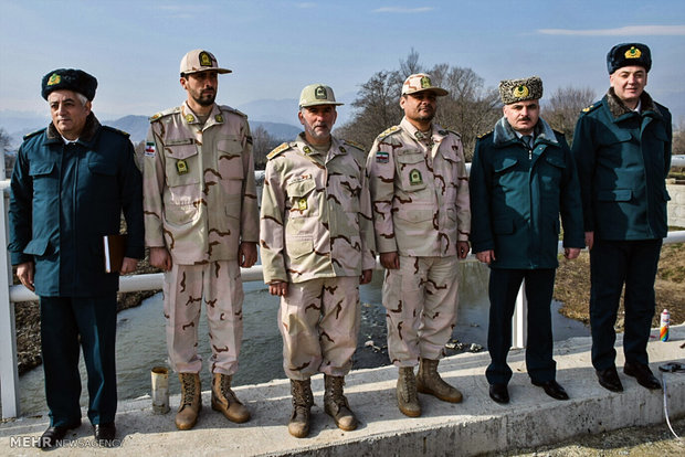 Iranian, Azerbaijani border guards visit rail bridge