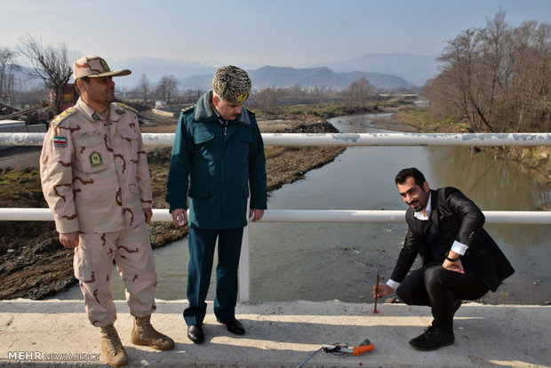 Iranian, Azerbaijani border guards visit rail bridge