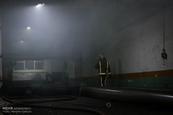 آتش سوزی گسترده در انبار رنگ و تینر/اعزام ۶ایستگاه آتش نشانی