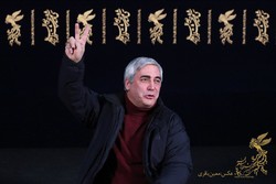 Director Ebrahim Hatamikia flashes a victory sign as he poses during a photocall for “At Damascus Time” during the 36th Fajr Film Festival in Tehran on February 5, 2018. (FFF/Moein Baqeri)