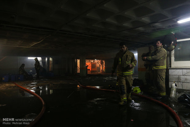 مواصلة عمليات إخماد الحريق في مبنى تابع لوزارة الطاقة بطهران