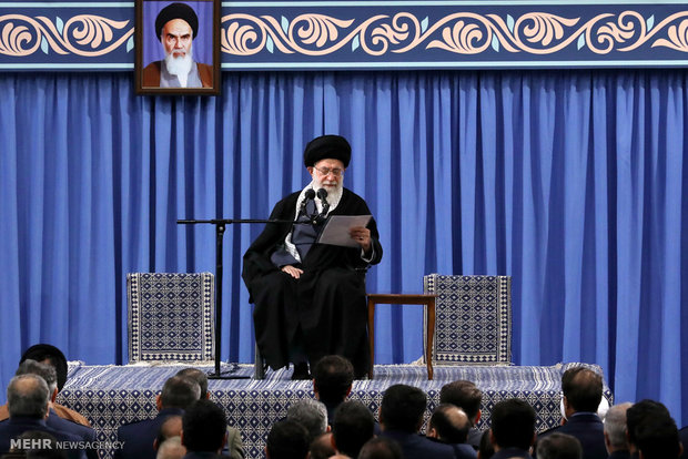 قائد الثورة الاسلامية يستقبل عدد من قادة وافراد القوات الجوية