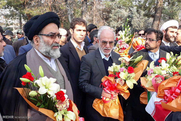 تہران کے گورنر نے بہشت زہرا (س) میں شہداء کے مزار پر پھول چڑھائے