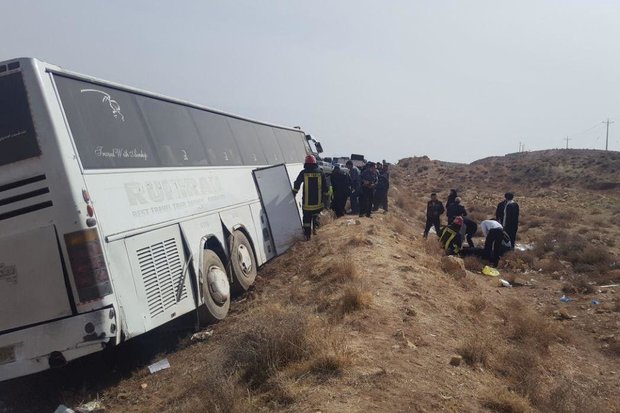 واژگونی اتوبوس در اتوبان تبریز - زنجان/ ۴ نفر فوت کردند