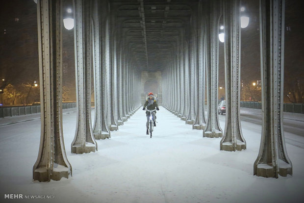 بارش سنگین برف در پاریس