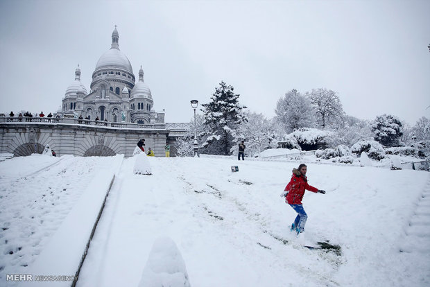 بارش سنگین برف در پاریس
