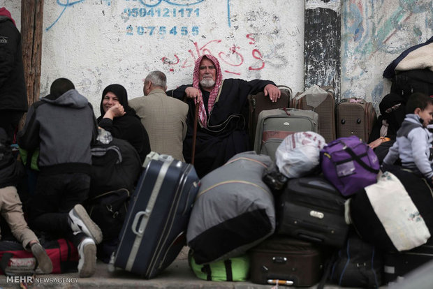 تجمع هزاران فلسطینی در گذرگاه رفح