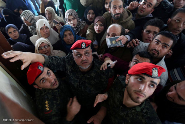 تجمع هزاران فلسطینی در گذرگاه رفح