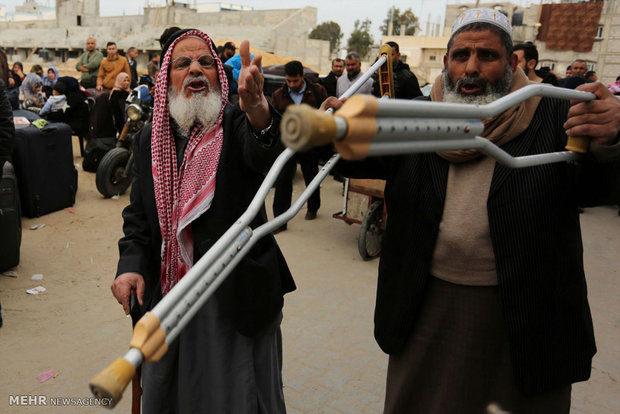 تجمع هزاران فلسطینی در گذرگاه رفح