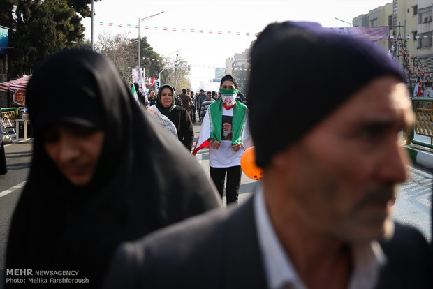 Ruhani Tahran’daki 11 Şubat yürüyüş törenine katıldı