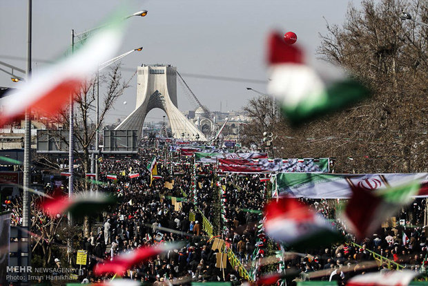 Ruhani Tahran’daki 11 Şubat yürüyüş törenine katıldı