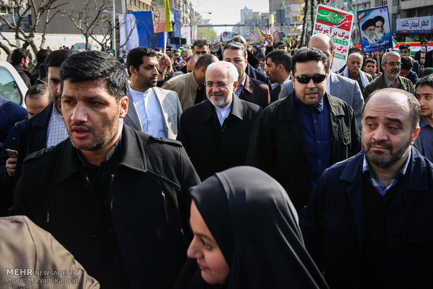 محمدجواد ظریف وزیر امور خارجه در راهپیمایی تماشایی بیست و دوم بهمن 
