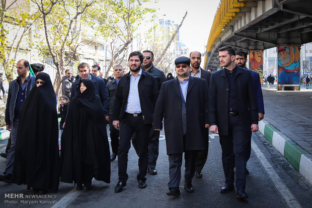 محمد شریعتمداری وزیر صنعت و معدن و تجارت در راهپیمایی تماشایی بیست و دوم بهمن 