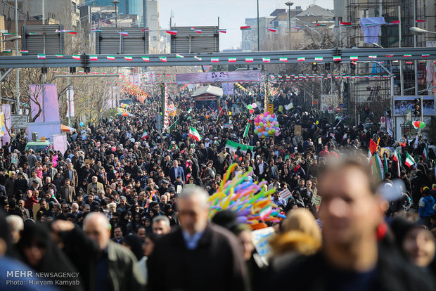 احتشاد الآلاف من ابناء الشعب الإيراني بمناسبة ذكرى إنتصار الثورة / فيديو