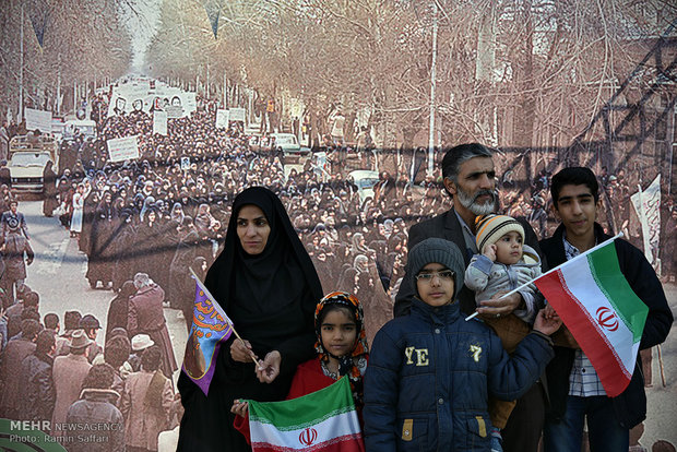 راهپیمایی ۲۲ بهمن نمایش وحدت ملی/ حضور مردم انقلاب را بیمه می‌کند