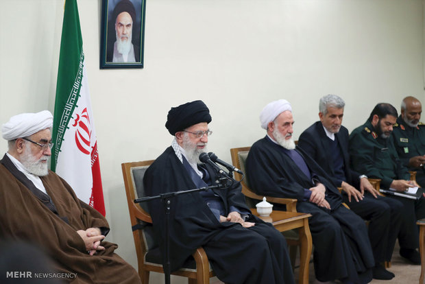 قائد الثورة الاسلامية يستقبل أعضاء مؤتمر شهداء سيستان وبلوشستان 