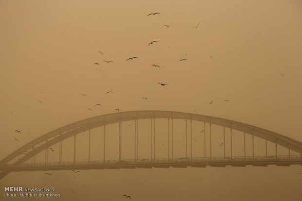 Suffocating dust storm sweeps over Ahvaz