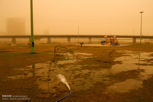 Suffocating dust storm sweeps over Ahvaz