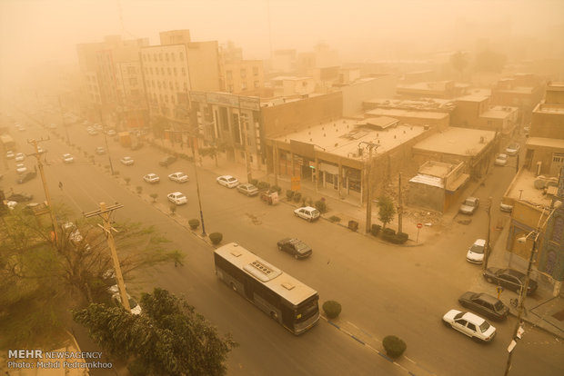 Suffocating dust storm sweeps over Ahvaz