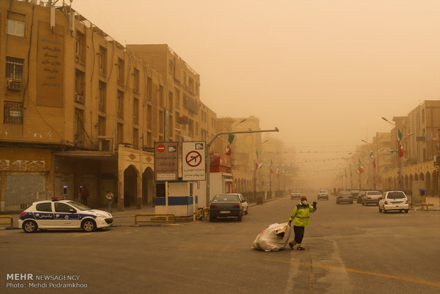 Suffocating dust storm sweeps over Ahvaz