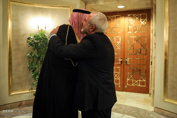 Zarif holds talk with Kuwaiti counterpart