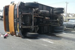 واژگونی ۲ خودروی کامیون و نیسان به دلیل سرعت غیر مجاز