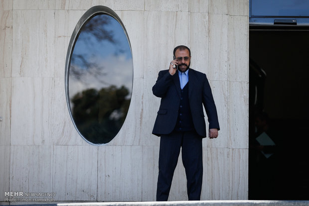 حاشیه جلسه ی هیئت دولت